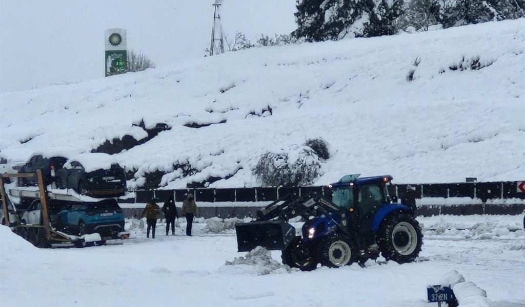 Operations to clear heavy snowfall in certain parts of KwaZulu-Natal and the Free State got underway on the N3 Toll Route along Van Reenen Pass. (@SANRAL_za/X formerly Twitter)