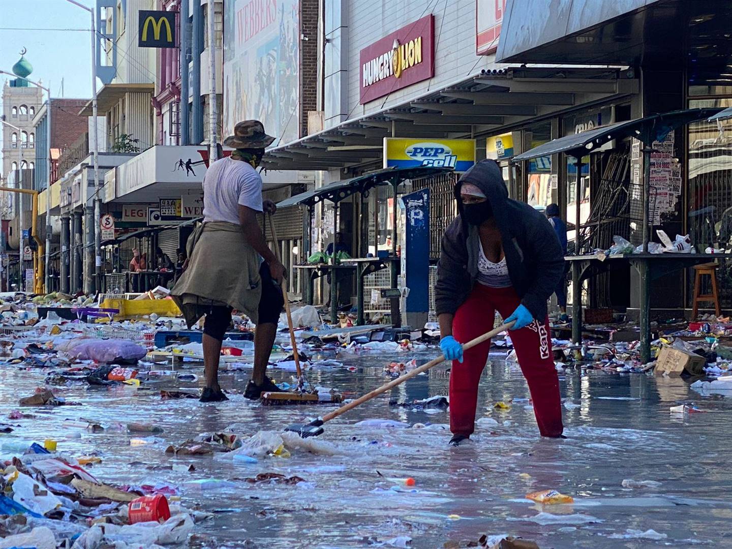 Durban taxi drivers help to clean up looting litte