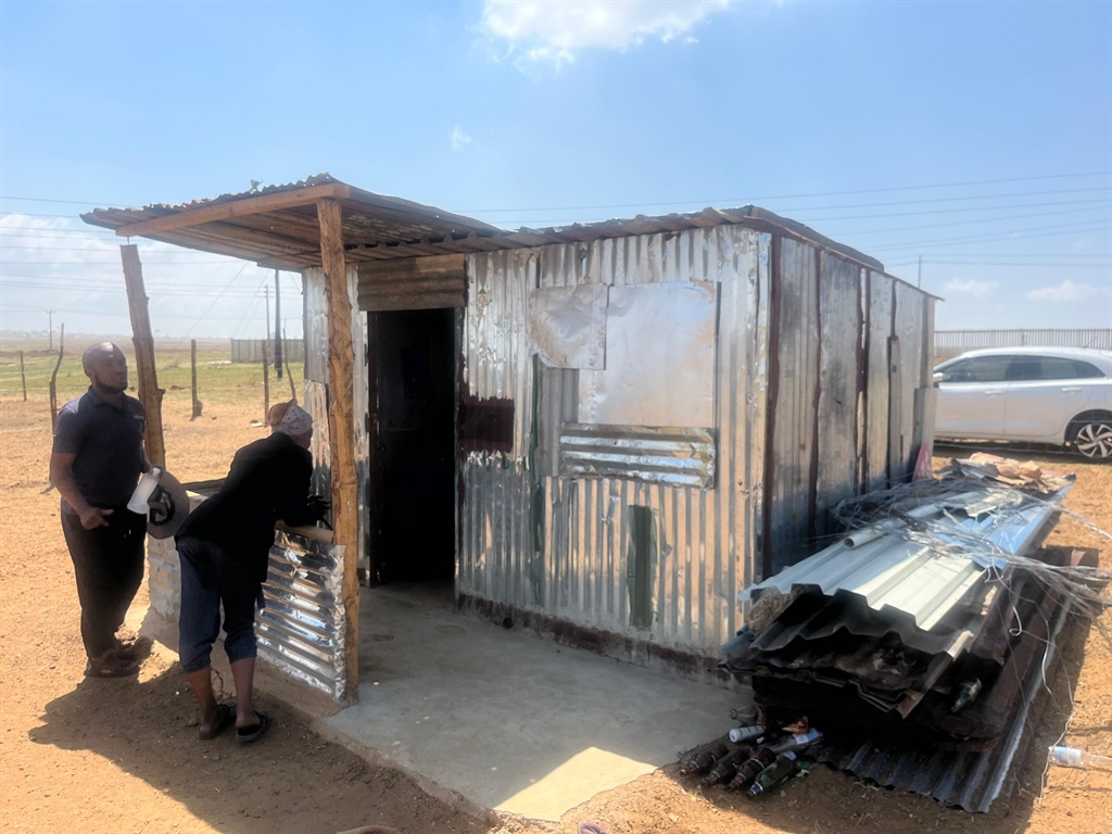 Residents at the scene where Bobo was allegedly assaulted.  Photo by Sibongumenzi Sibiya
