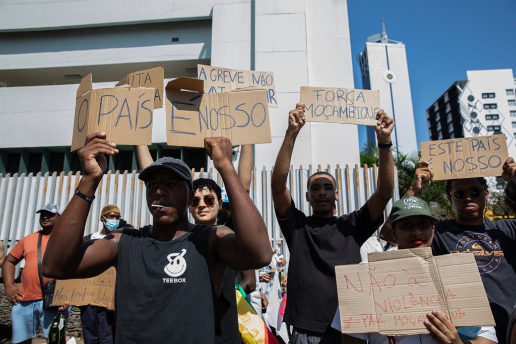 Noticias24 | Enfrentamientos en Mozambique mientras la policía dispersa protestas electorales