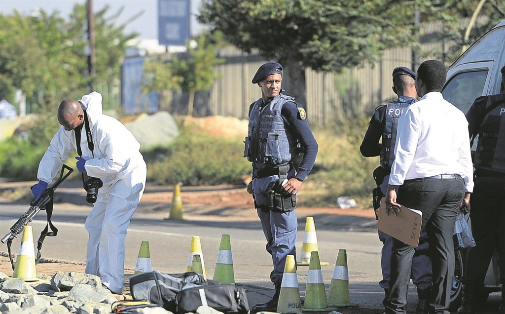Suspects in two Toyota Quantums and a Corolla were involved in a shootout with cops which started just outside Jabulani Police Station and ended with one being shot dead while another was injured and nine more arrested. Photo by Trevor Kunene  