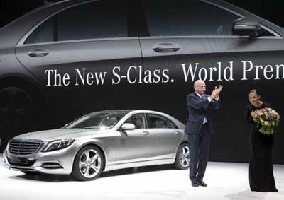 <b>WORLD WELCOME FOR TWO STARS:</b> Dieter Zetsche, CEO of Daimler, introduces superstar Alicia Keys... oh yes, and the new Mercedes-Benz S-Class. <i>Image: Mercedes-Benz</i>