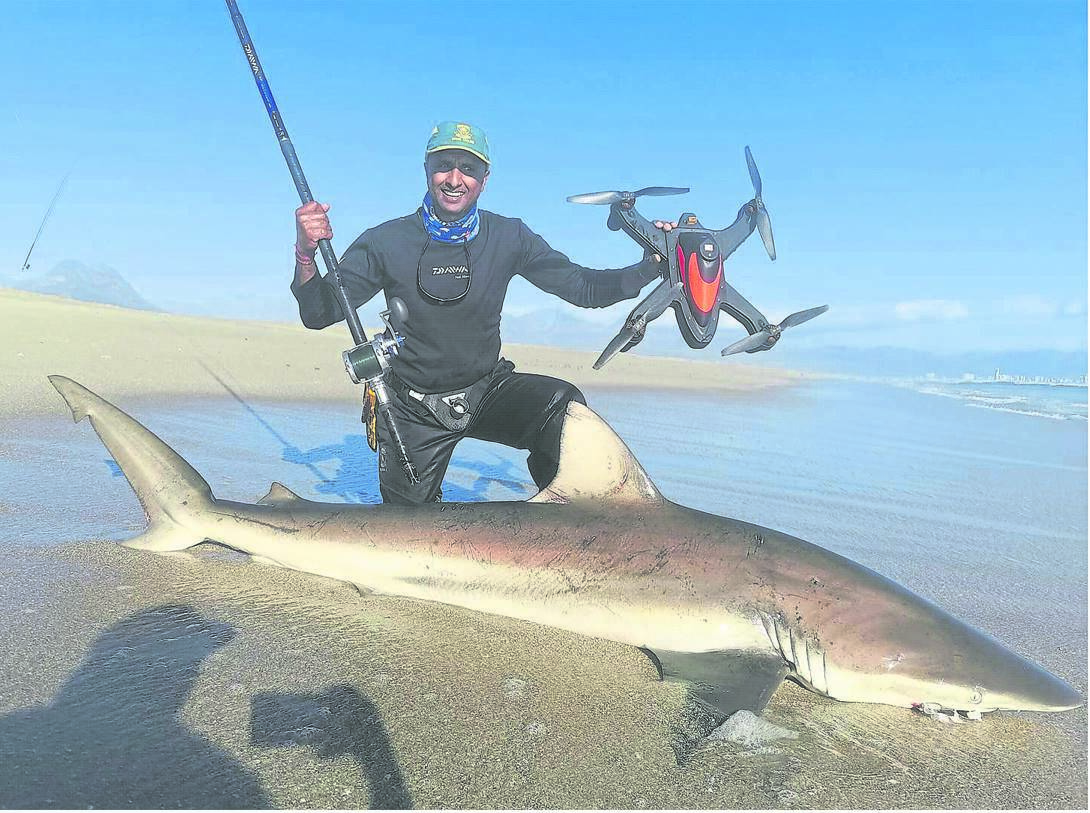 Anand Naicker con su dron de pesca después de atrapar un tiburón.  para dejar caer el cebo.