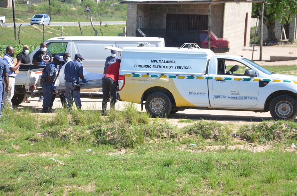 Forensic cops and pathologists removing the two lifeless bodies.
Photo: Oris Mnisi.