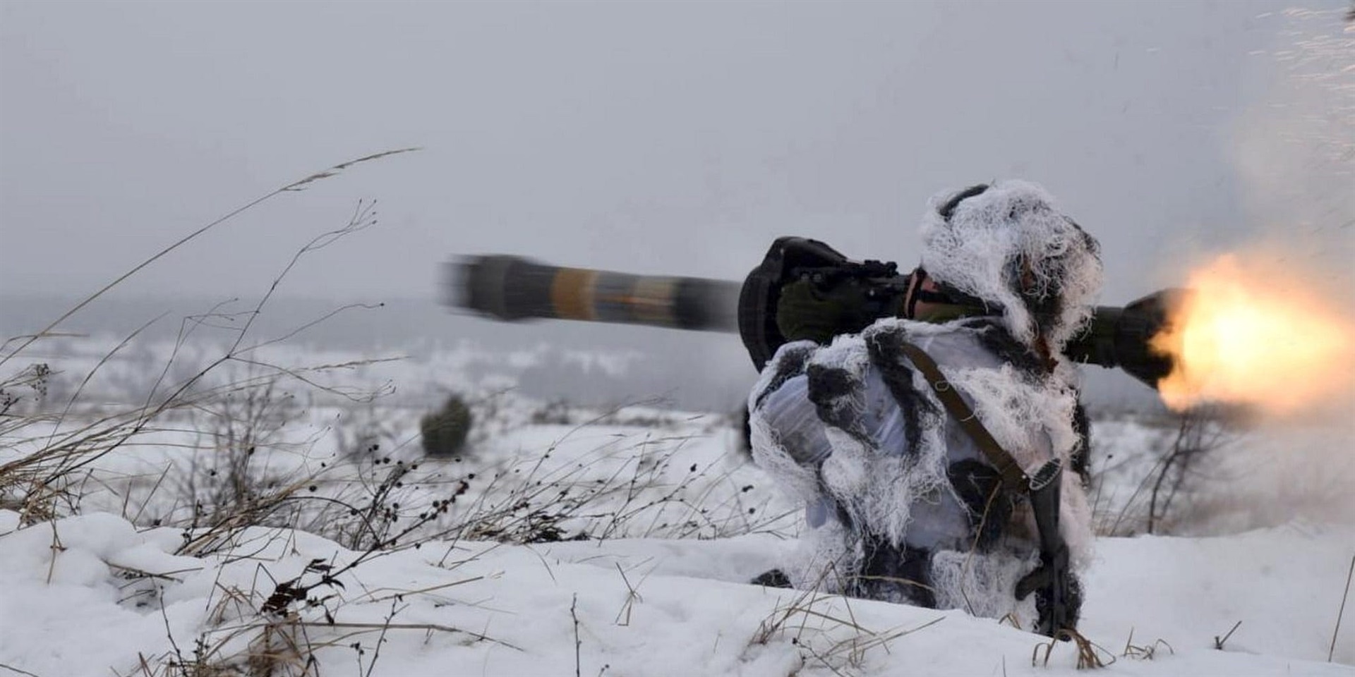 Ukraynalı bir savaşçı, İngiltere tarafından sağlanan bir NLAW silahını ateşliyor.  REUTERS aracılığıyla.