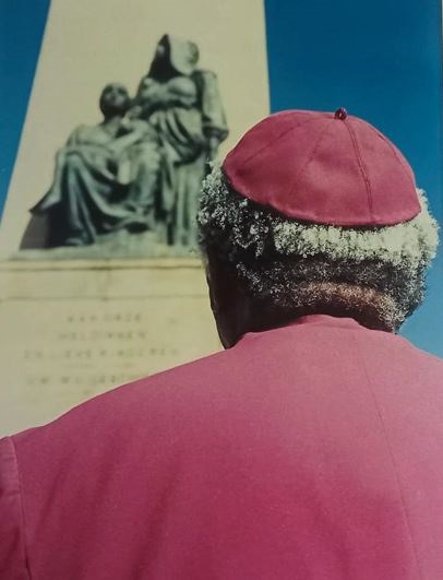 Wyle emeritus aartsbiskop Desmond Tutu in 1996 voor die Vrouemonument in Bloemfontein. Foto: Hein du Plessis