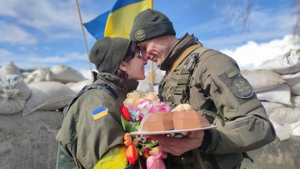 Nog ’n troue tydens die oorlog in Oekraïne. Die gelukkige bruidspaar in uniform se name is Aleksander en Olena.  Foto: Reuters