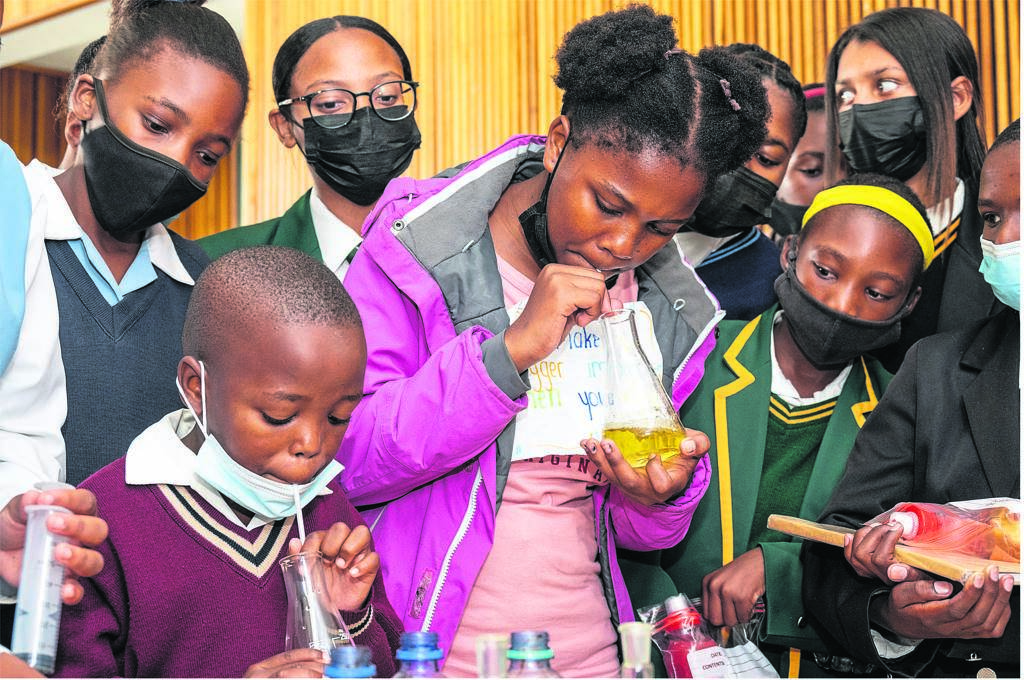 Learners participating in the fun science Carbon Dioxide experiment.                                   Photo: MILEMAN MEDIA