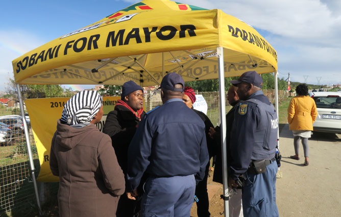 Police intervene between UDM and ANC supporters in KwaMagxaki High School voting station  in Ward 30. Picture: Lubabalo Ngcukana/City Press