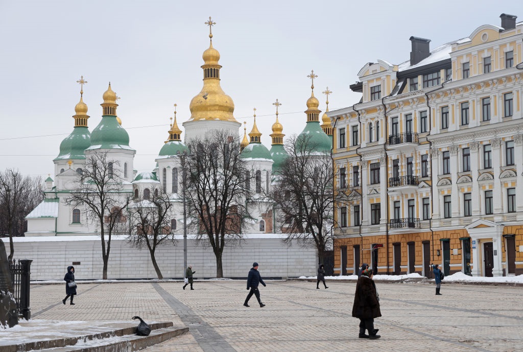 Kyiv, Ukrayna - 25 Ocak: İnsanlar Aziz'in yanından geçiyor