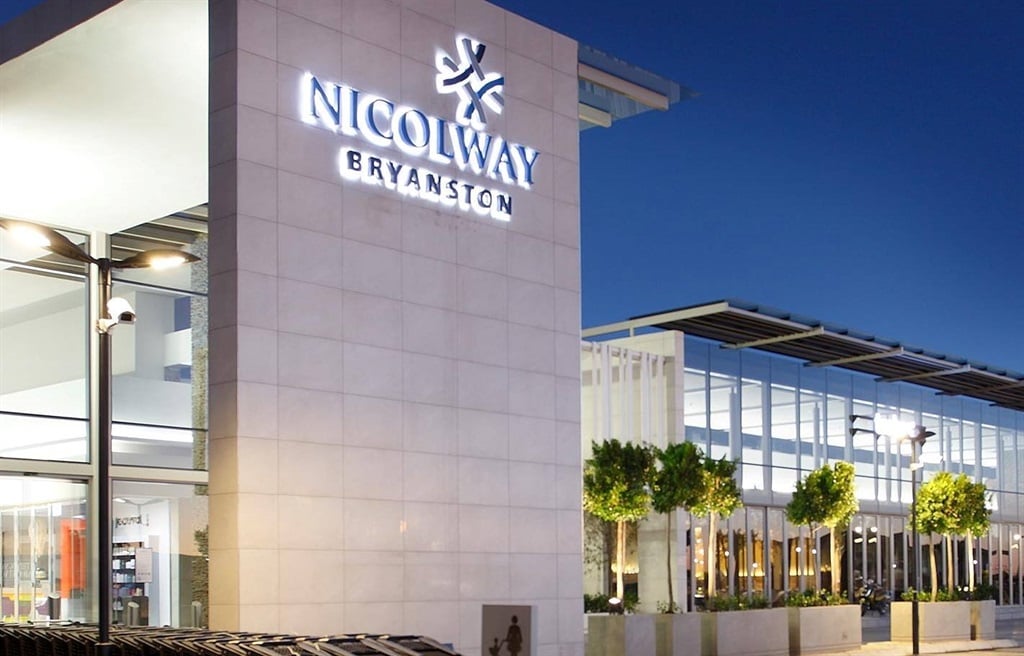 Pekerja kota membeli Nicolway Shopping Center di Bryanston yang makmur