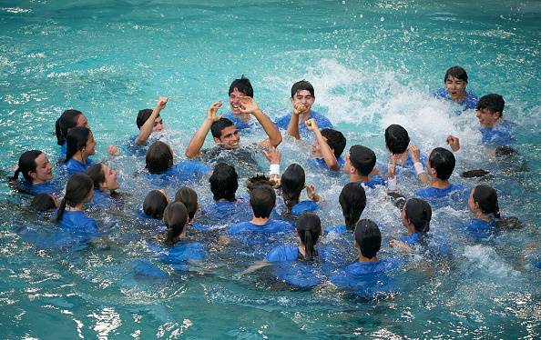 Carlos Alcaraz (middel) vier sy titel in die swembad by die Real Club De Tenis in Barcelona.  Foto: Getty Images