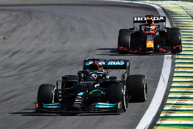 Lewis Hamilton of Great Britain driving the (44) Mercedes AMG Petronas F1 Team Mercedes W12 leads Max Verstappen of the Netherlands driving the (33) Red Bull Racing RB16B Honda during the F1 Grand Prix of Brazil at Autodromo Jose Carlos Pace on November 14, 2021 in Sao Paulo, Brazil. 