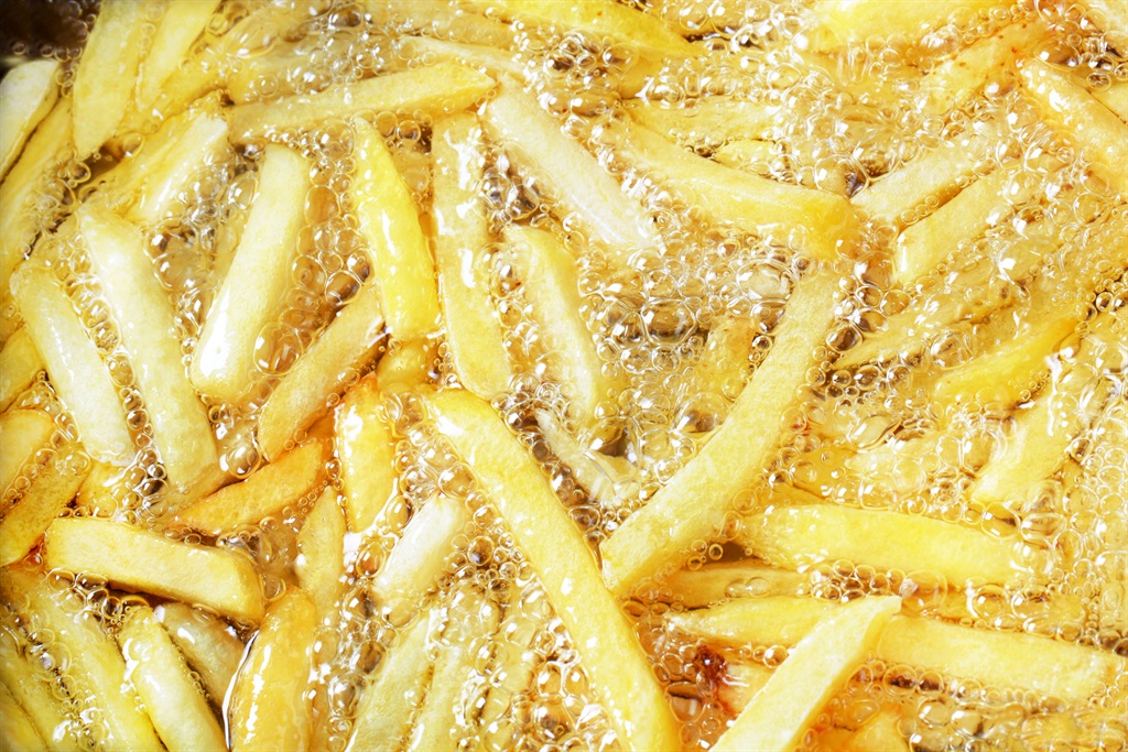 gros plan extrême de pommes de terre frites dans un bouillonnement chaud 