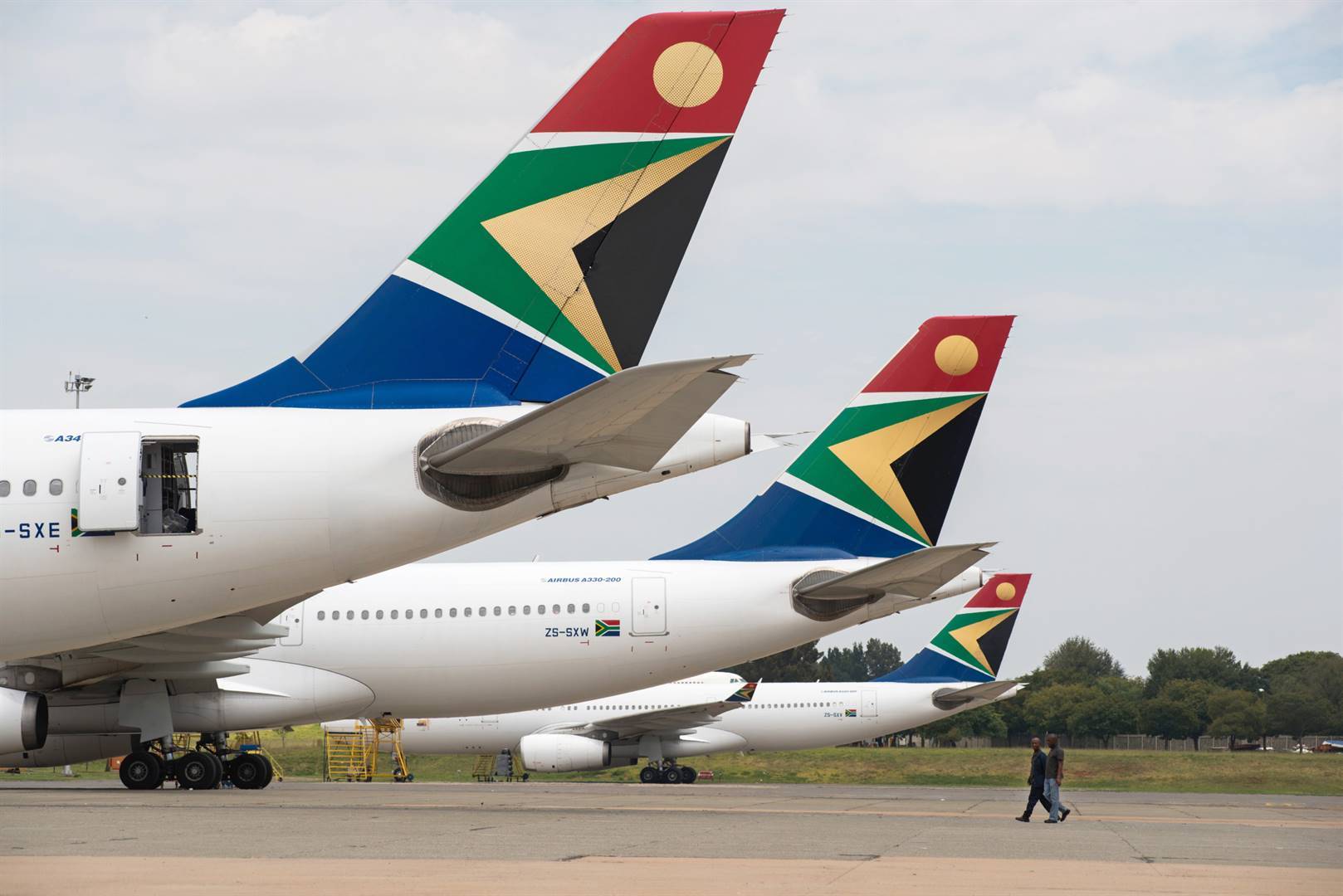 Foto ter illustrasie: Vliegtuie van die Suid-Afrikaanse Lugdiens (SAL) staan langs mekaar op ’n vliegveld.  Foto: Bloomberg