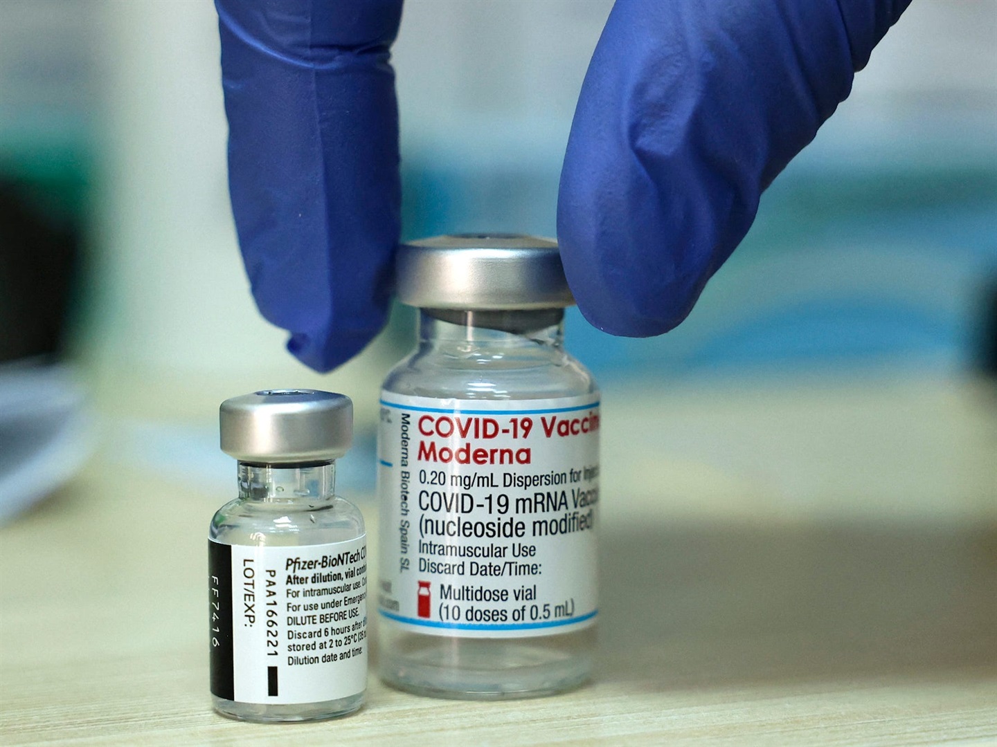 Frascos das vacinas Moderna e Pfizer Covid-19.  (HAZEM BADER/AFP via Getty Images)