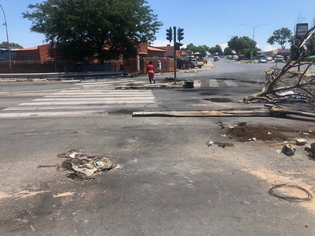 Soweto Highway blocked by Diepkloof residents who are demanding electricity