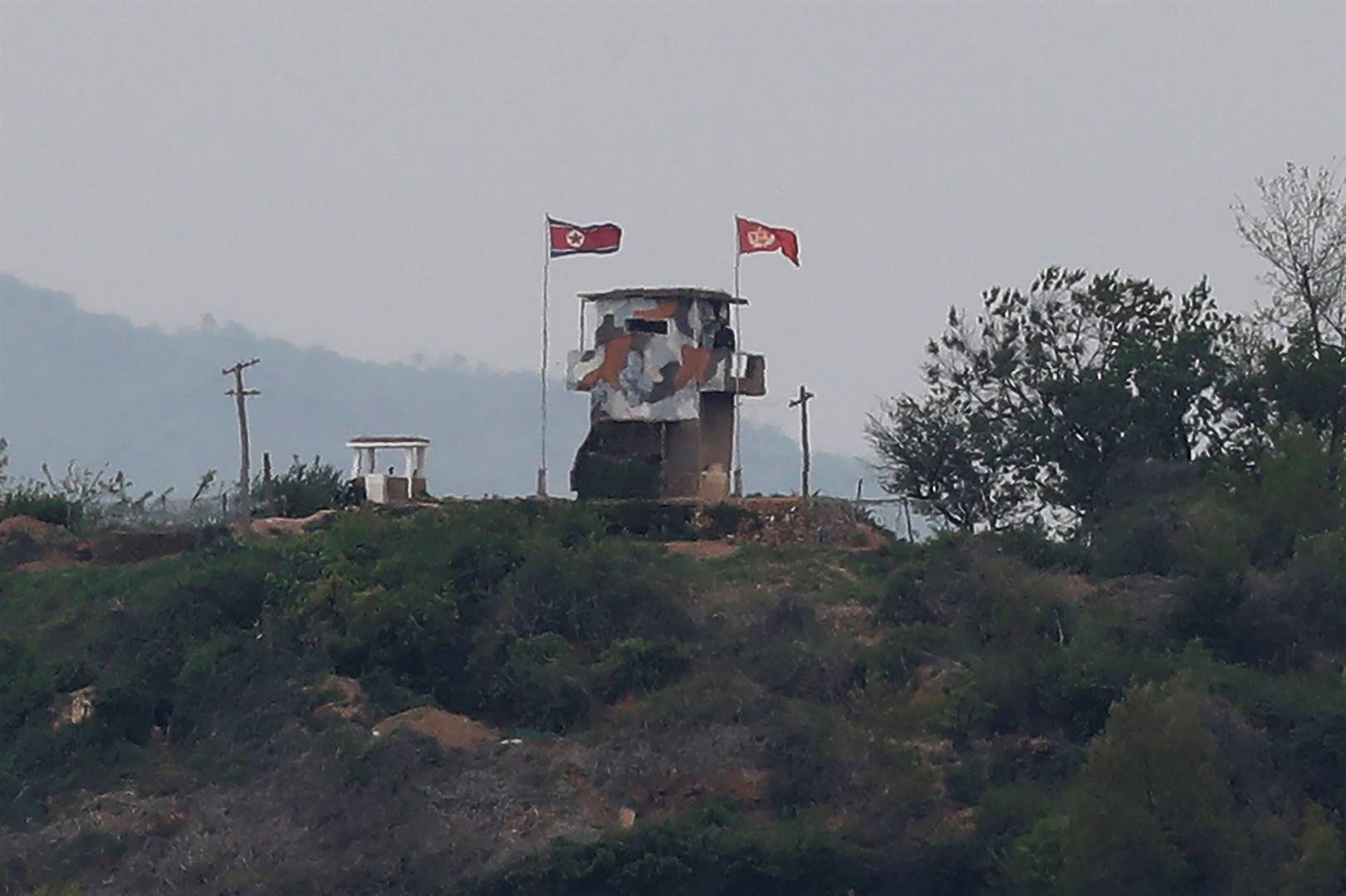 ’n Noord-Koreaanse vlag by ’n wagtoring in Padjoe op die land se grens met Suid-Korea.    Foto: AP