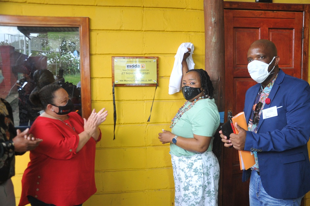 Thembi Siweya, ex-minister in the Presidency, cutting the ribbon with MDDA board member Brenda Leonard (left) and Vibe FM station manager Lucky Dlamini to unveil the Vibe studios at KwaMashu in 2021.
