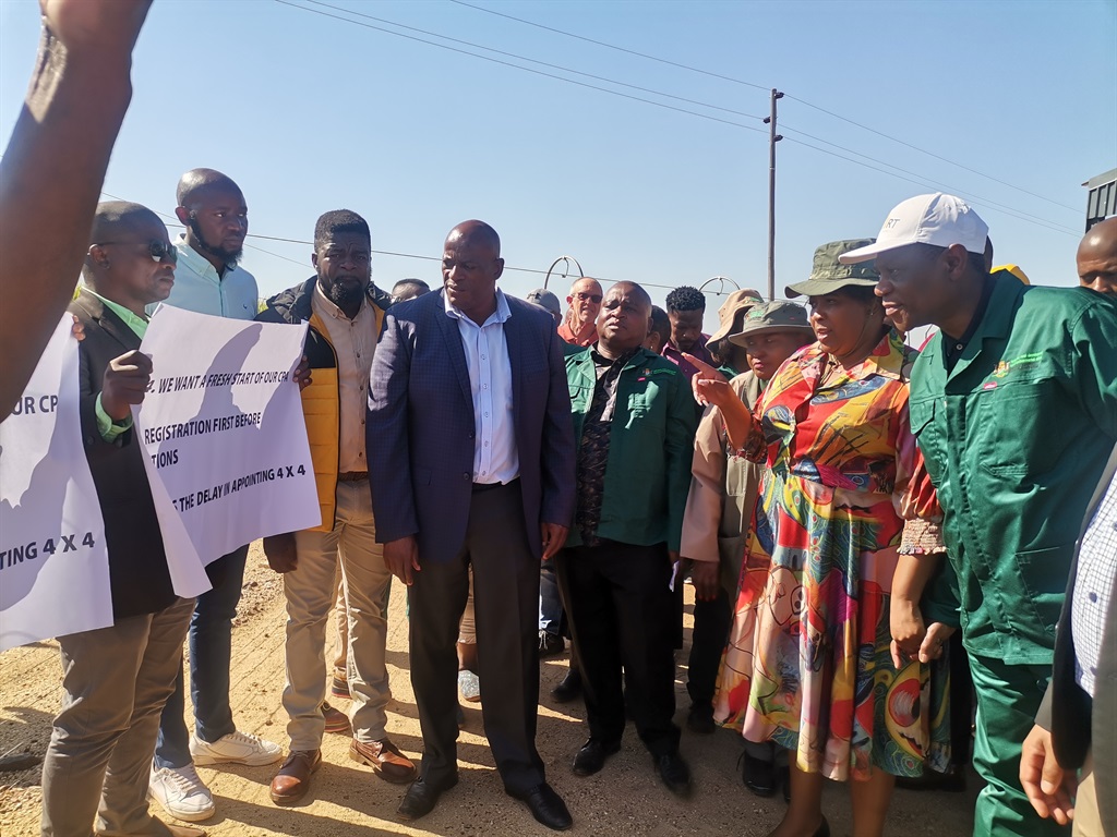 Beneficiaries of the Matsamo Community Property Association staged a protest on one of the farms Deputy President Paul Mashatile visited in Mpumalanga. Photo by Bulelwa Ginindza