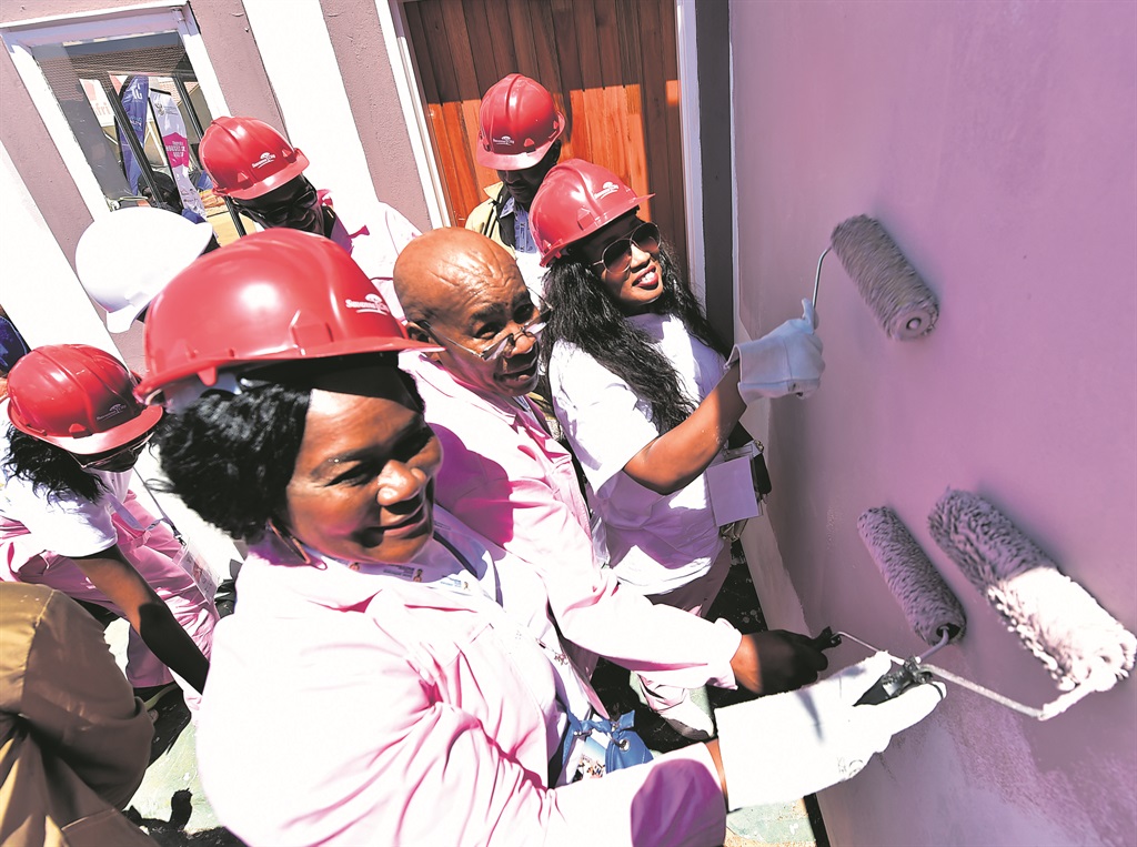 Connie Chiume and Sophie Ndaba paint walls at Savanna City, in the Vaal.                                                                   Photo by Noko Mashilo 