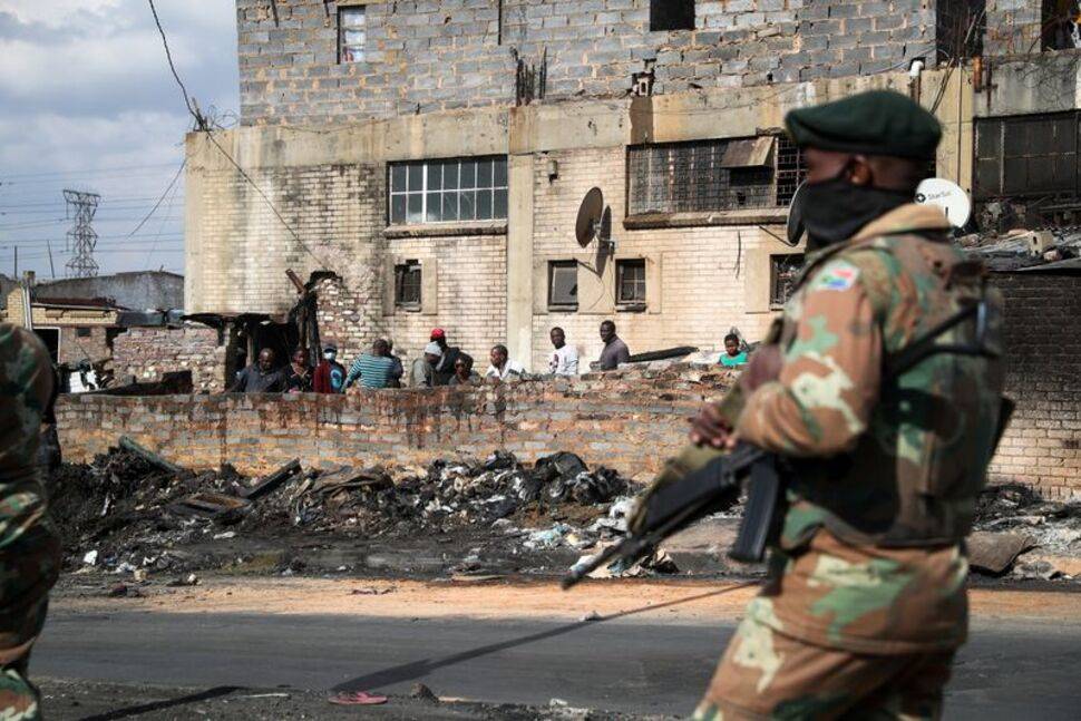’n Argief-foto van die onluste in Julie in KwaZulu-Natal en Gauteng, wat tot die dood van meer as 340 mense gelei het.Foto: Reuters