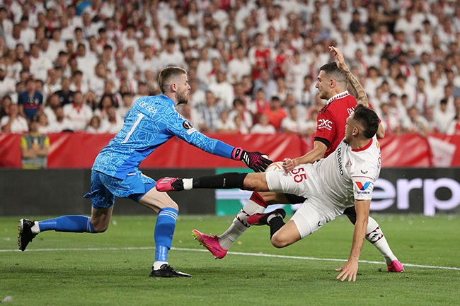 Man United collapse at Sevilla in Europa League  | Sport