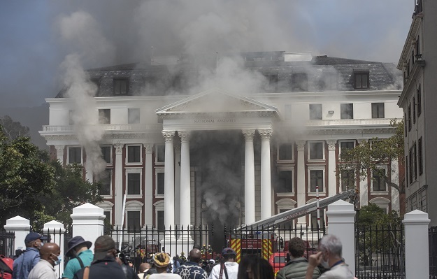 Kebakaran parlemen: Petugas pemadam kebakaran mundur saat Hawks masuk untuk menyelidiki