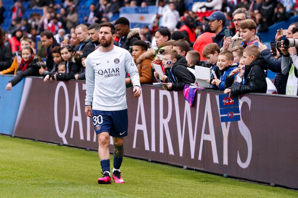 Messi "Embarrassed" By PSG's Guard Of Honour | Soccer Laduma