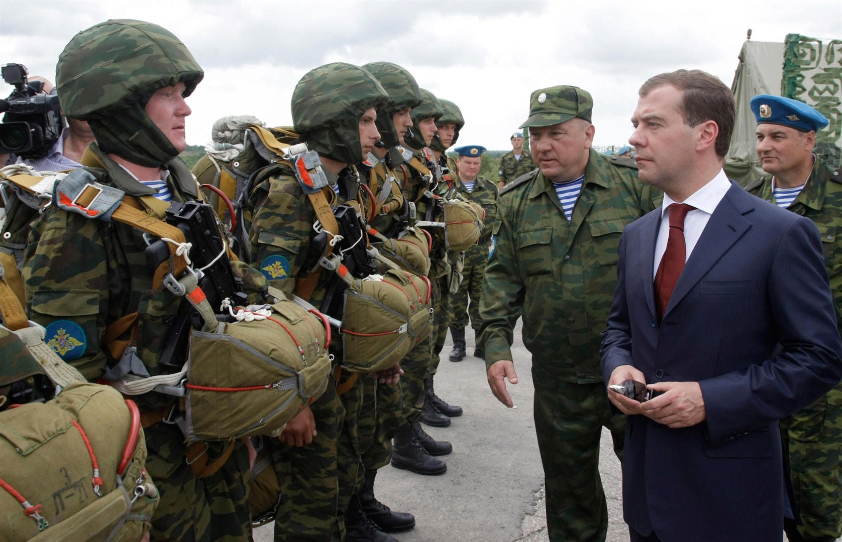 Russian President Dmitry Medvedev and Airborne Troops commander Vladimir Shamanov, third from right, meet Airborne soldiers in Novorossiysk, Russia, July 14, 2009.