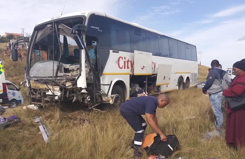 An accident between a taxi and bus has claimed the