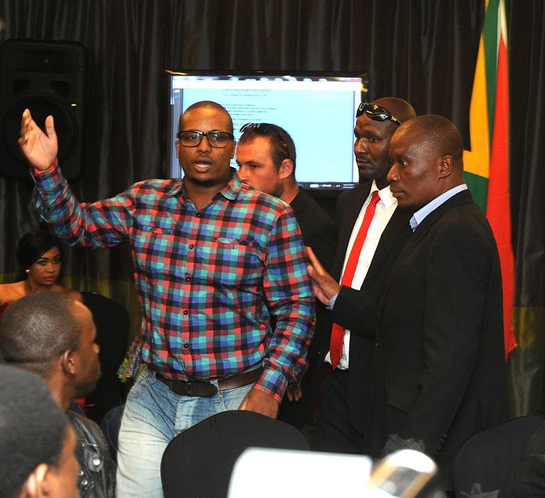 Sthabiso Dladla and an official. 
Photos by Jabulani Langa 
