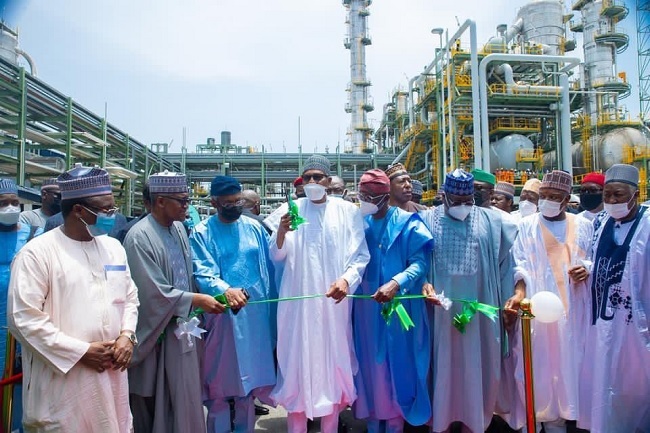 Die Dangote-groep se kunsmisfabriek, die Dangote Fertiliser Urea Plant. Pres. Muhammadu Buhari van Nigerië het die fabriek amptelik geopen. Foto: Dangote-groep webtuiste