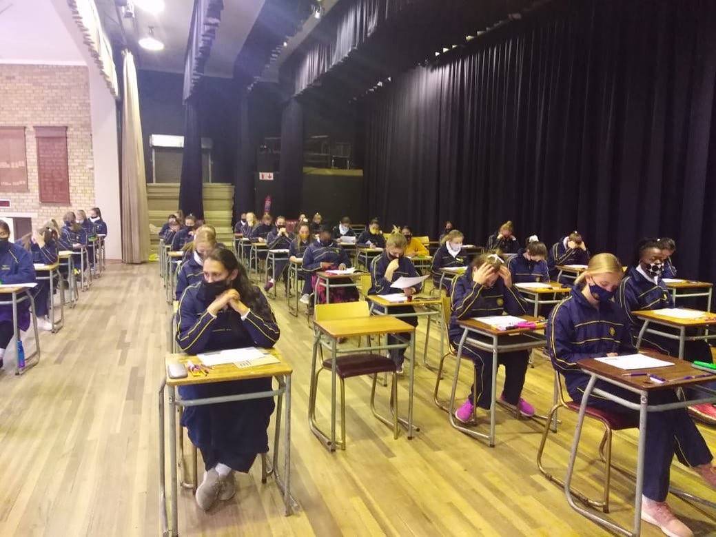 Matrieks aan die Hoër Meisieskool Oranje in Bloemfontein het Donderdag met hul rekordeksamen begin.           Foto: Facebook/ Hoër Meisieskool Oranje