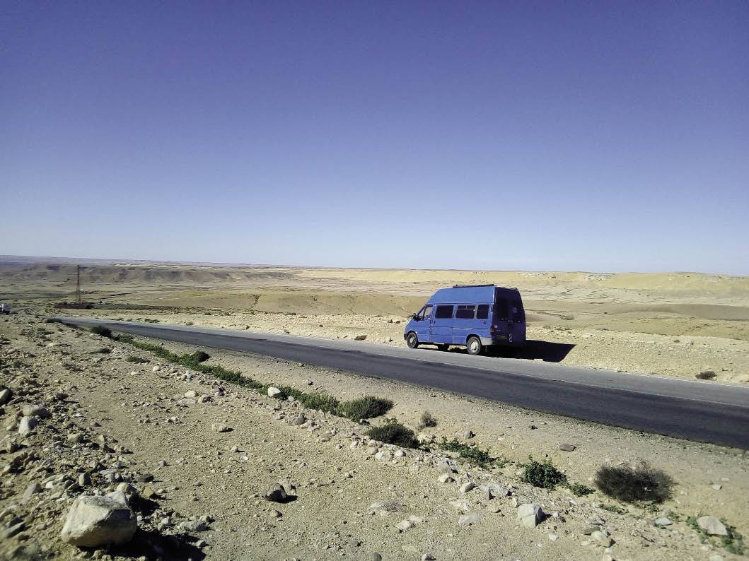 Dot en haar toertuig BlueBelle iewers in ’n uitgestrekte landskap op pad na Mauritanië. 