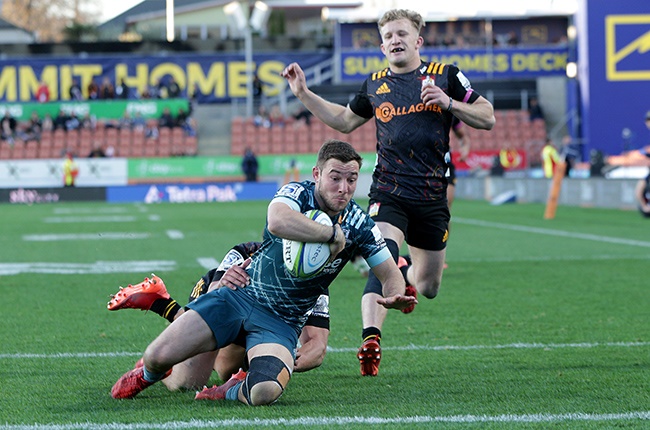 Highlanders flyhalf Mitch Hunt scores one of his side's five tries against the Chiefs in a Super Rugby Aotearoa clash in Hamilton on 19 July 2020.