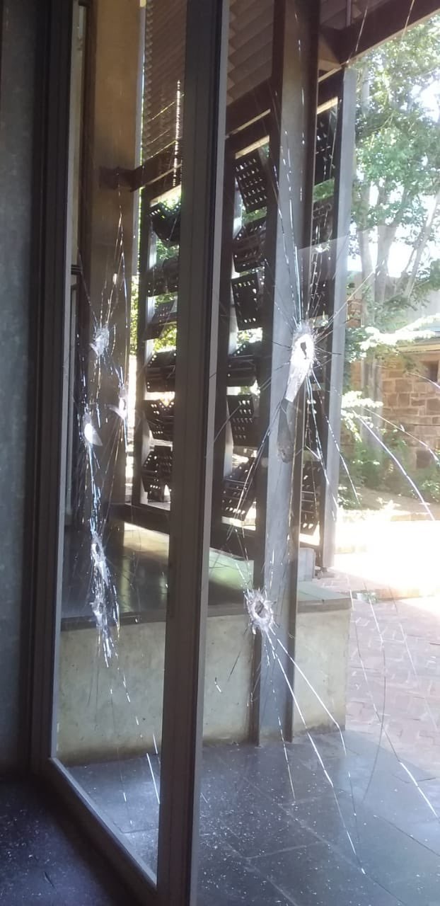 Van die gekraakde glasdeure Woensdag by die konstitusionele hof in Braamfontein, Johannesburg. Foto: Twitter/yeahjustumi