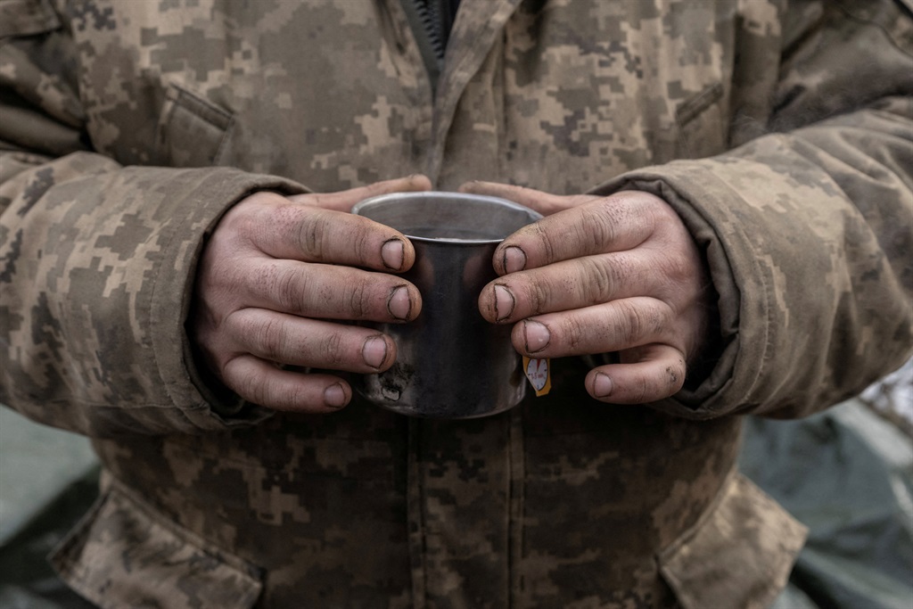 ’n Oekraïense soldaat hou ’n koppie tee vas. Foto: Reuters