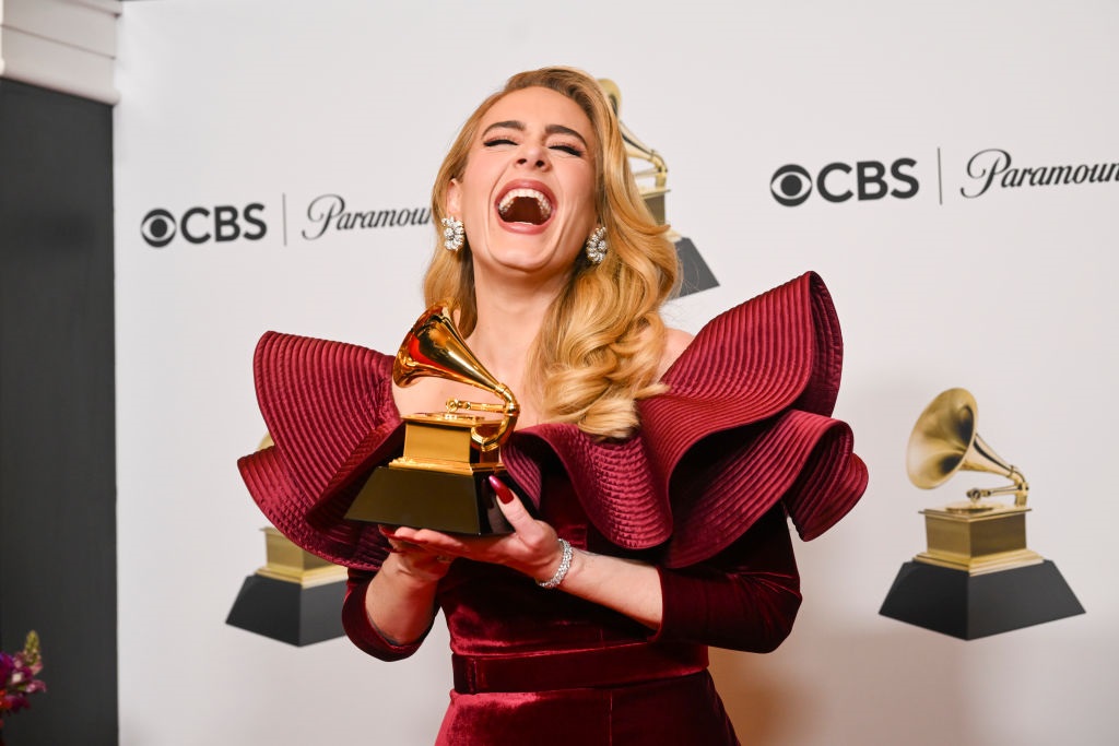 Adele poses with her Grammy award for Best Pop Sol