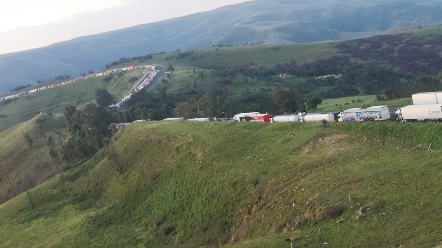 All lanes on the N3 near Van Reenen's Pass were closed to traffic on Friday morning.
Photo: Twitter/ @LadyHaleyTeaton