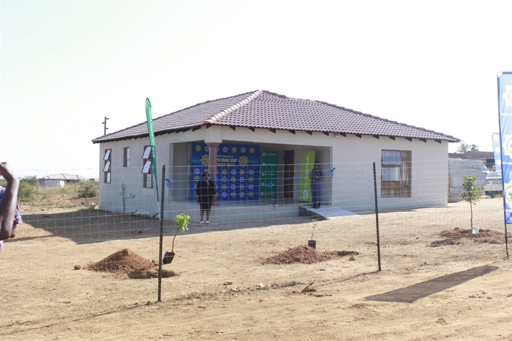 News24.com | Limpopo police build house for woman left paralysed after partner allegedly shoots her in the head