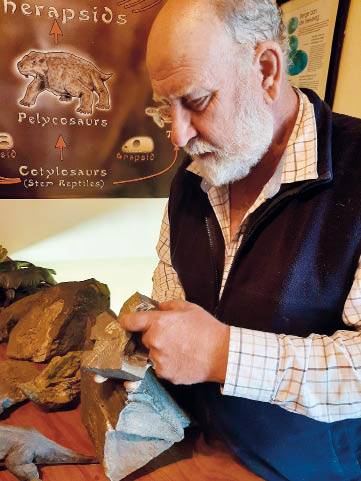 JP Steynberg is op sy gelukkigste as hy sy fossielversameling aan belangstellendes in sy indrukwekkende museum op die plaas kan wys. Foto’s: Clifford Roberts 
