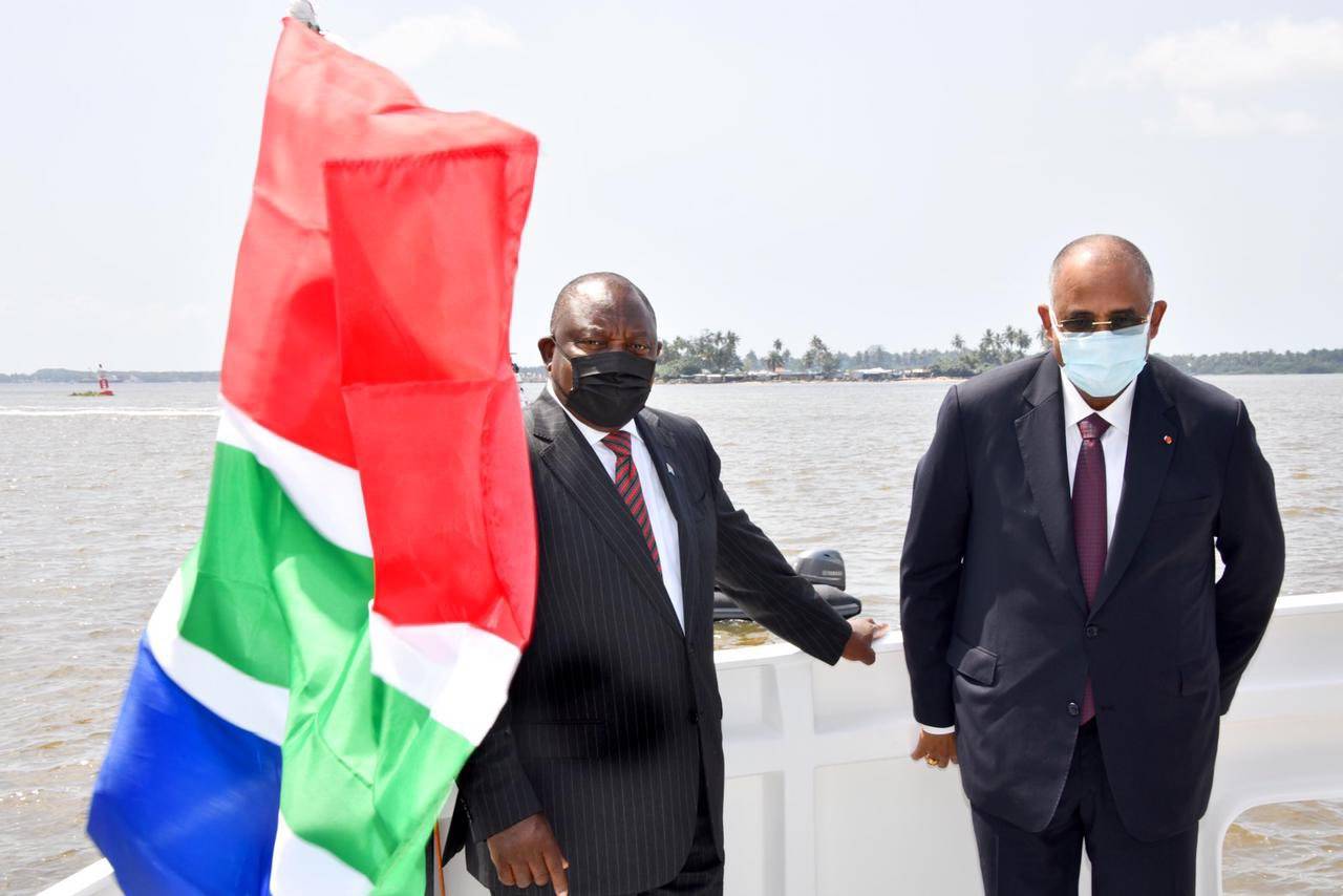 Pres. Cyril Ramaphosa en Patrick Achi, eerste minister van die Ivoorkus, het Vrydag die Abidjan-hawe as deel van Ramaphosa se ampsbesoek aan die Ivoorkus besoek. Foto: Twitter, Presidensie