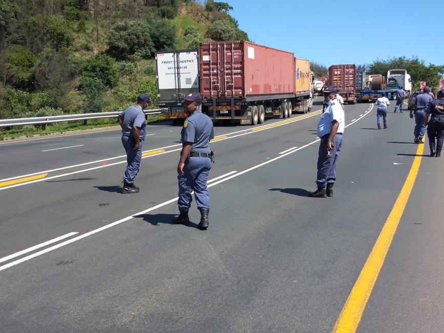 Vragmotorbestuurders het die N3 in KwaZulu-Natal Vrydag versper. Foto verskaf