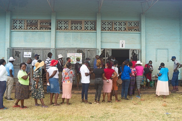 Votantes hacen cola para depositar su voto en un colegio electoral