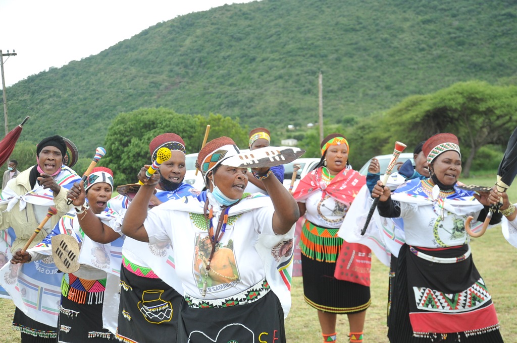 ulu women singing and dancing welcoming Miss SA at