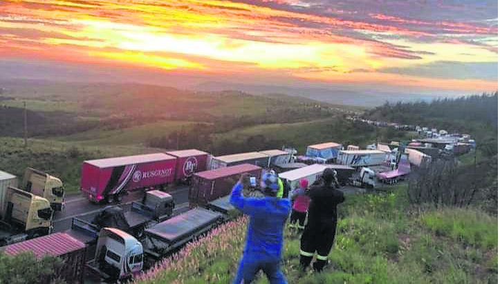 Truck drivers blockaded the N3 at Van Reenen’s Pass on Friday. The protestors expressed their anger, as the South African government has not addressed their concerns over the hiring of foreign drivers. The All Truck Drivers forum said local drivers are losing patience with the government.
