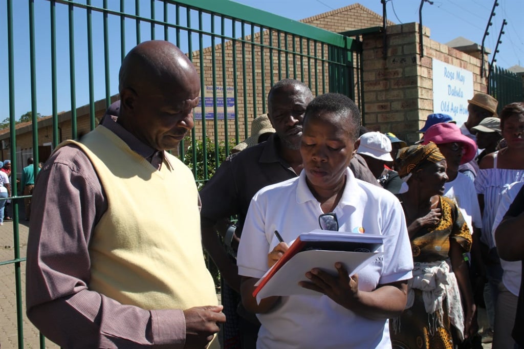 Laly Skosana reading a memorandum to the represent