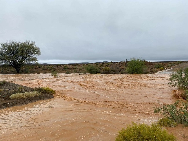Die Vlakfonteinrivier in die distrik Loeriesfontein is in vloed. Foto: Verskaf