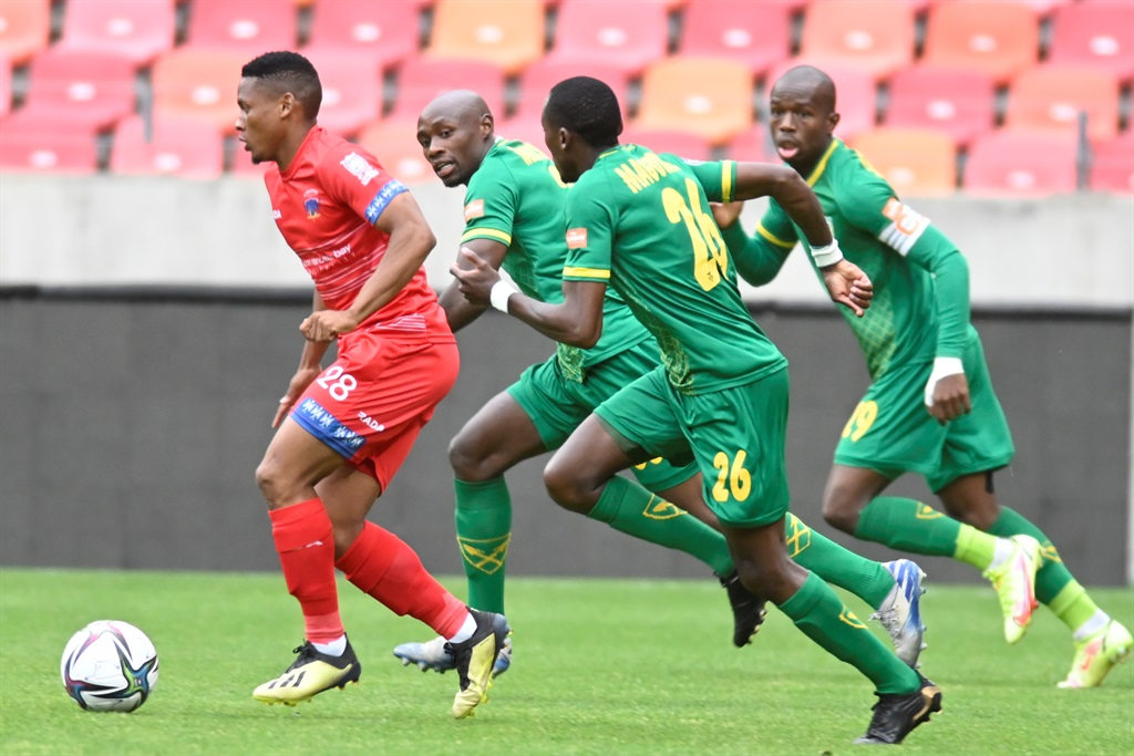 Thabiso Lebitso of Chippa United chased by the opposition during the DStv Premiership 2021/22 match between Chippa United and Golden Arrows held at Nelson Mandela Bay Stadium in Gqeberha on 04 December 2021 ©Deryck Foster/BackpagePix